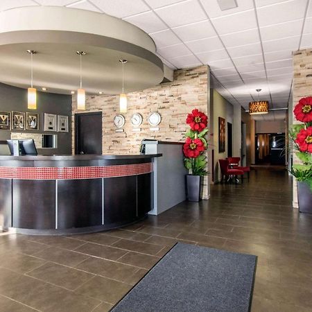 Econo Lodge Inn & Suites Saint Apollinaire Exteriör bild