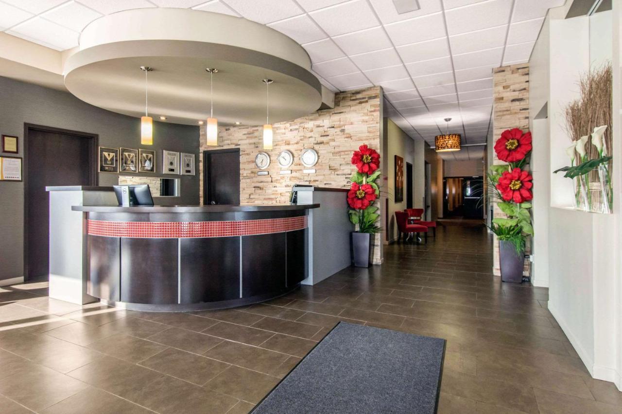 Econo Lodge Inn & Suites Saint Apollinaire Exteriör bild