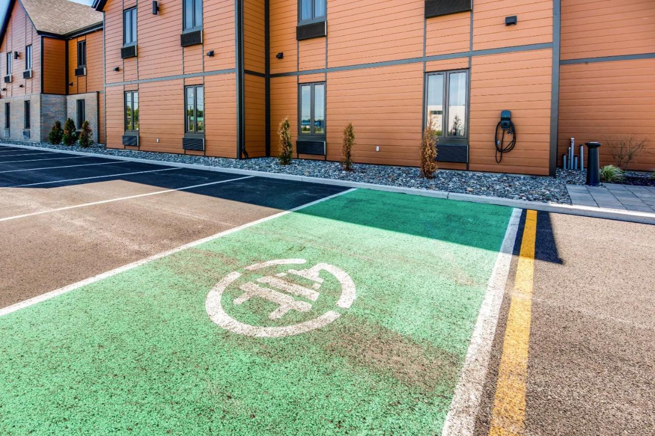 Econo Lodge Inn & Suites Saint Apollinaire Exteriör bild