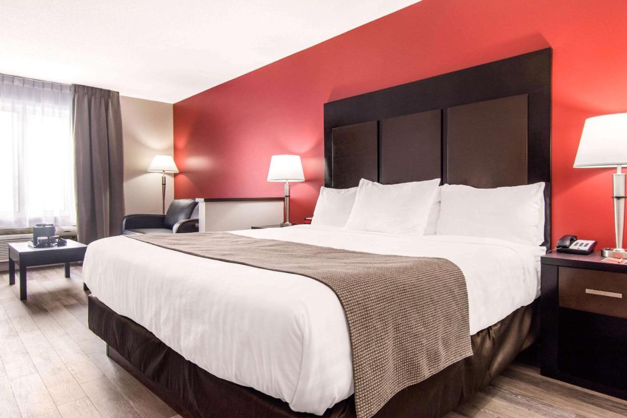 Econo Lodge Inn & Suites Saint Apollinaire Exteriör bild