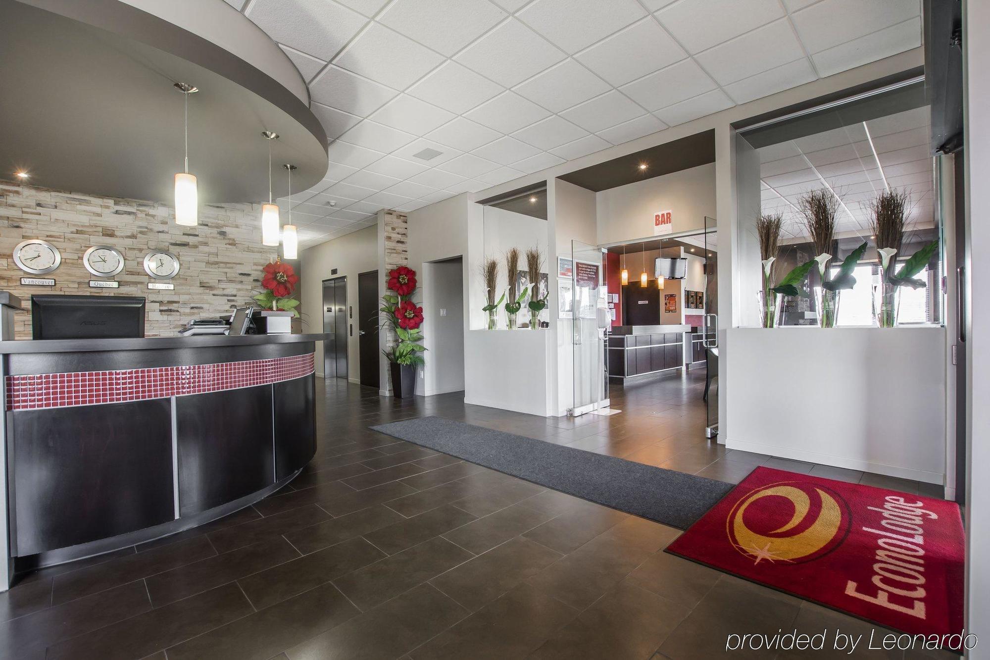 Econo Lodge Inn & Suites Saint Apollinaire Exteriör bild