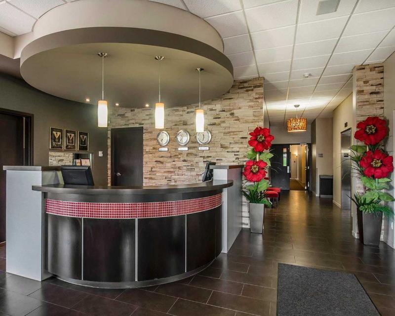 Econo Lodge Inn & Suites Saint Apollinaire Exteriör bild