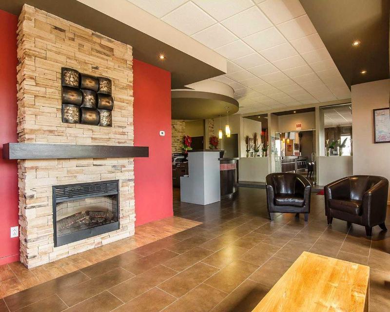 Econo Lodge Inn & Suites Saint Apollinaire Exteriör bild