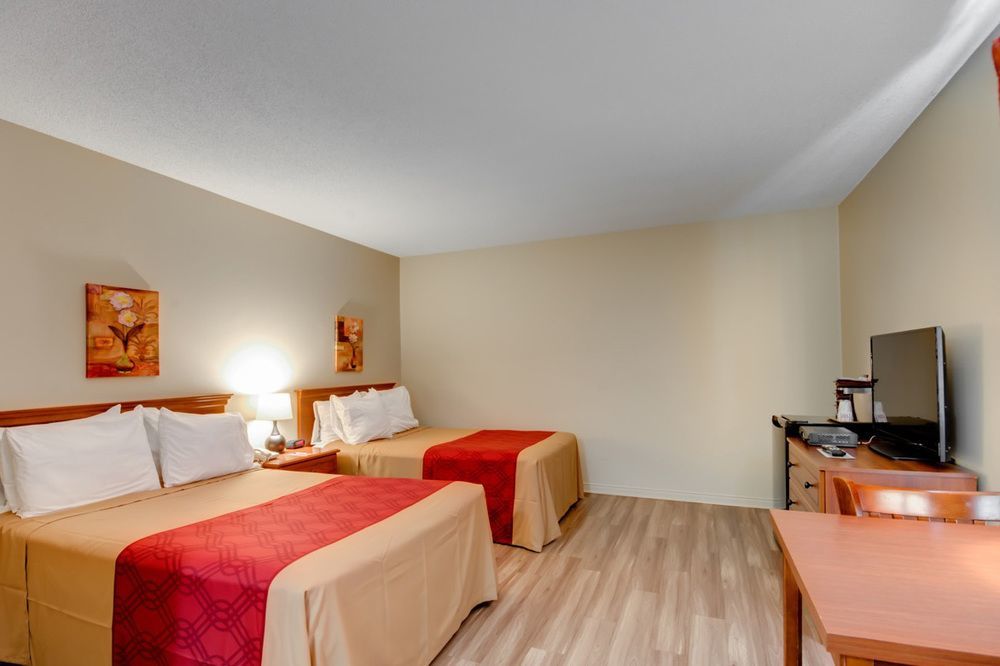 Econo Lodge Inn & Suites Saint Apollinaire Exteriör bild
