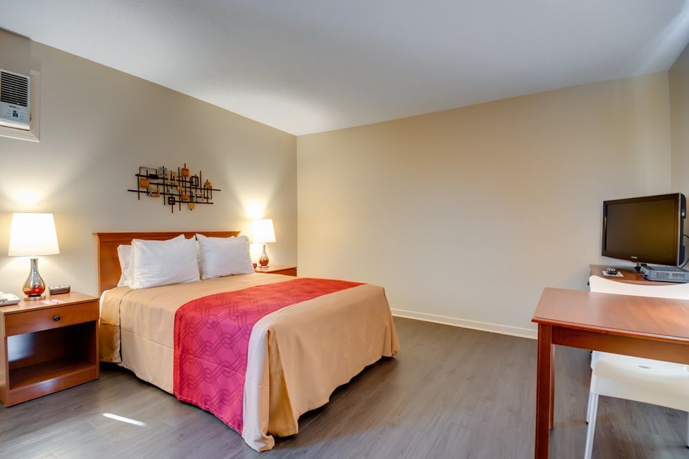 Econo Lodge Inn & Suites Saint Apollinaire Exteriör bild