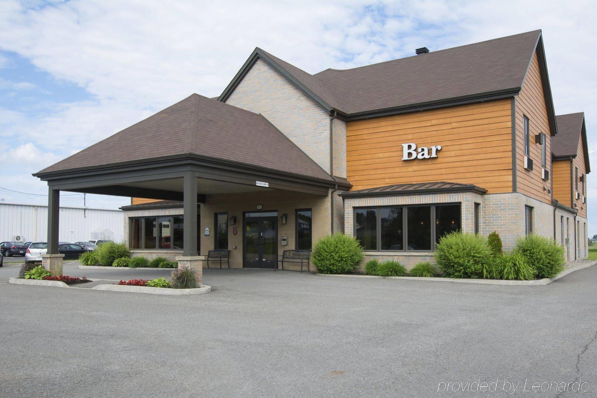 Econo Lodge Inn & Suites Saint Apollinaire Exteriör bild