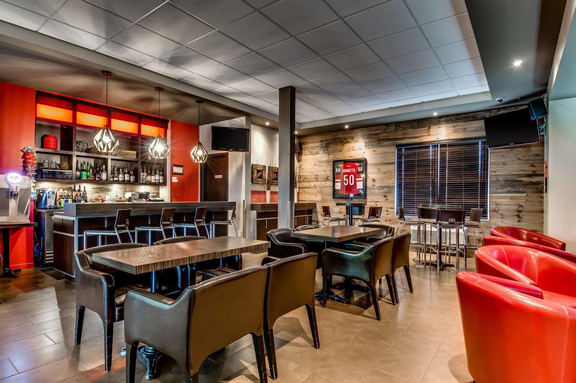 Econo Lodge Inn & Suites Saint Apollinaire Exteriör bild