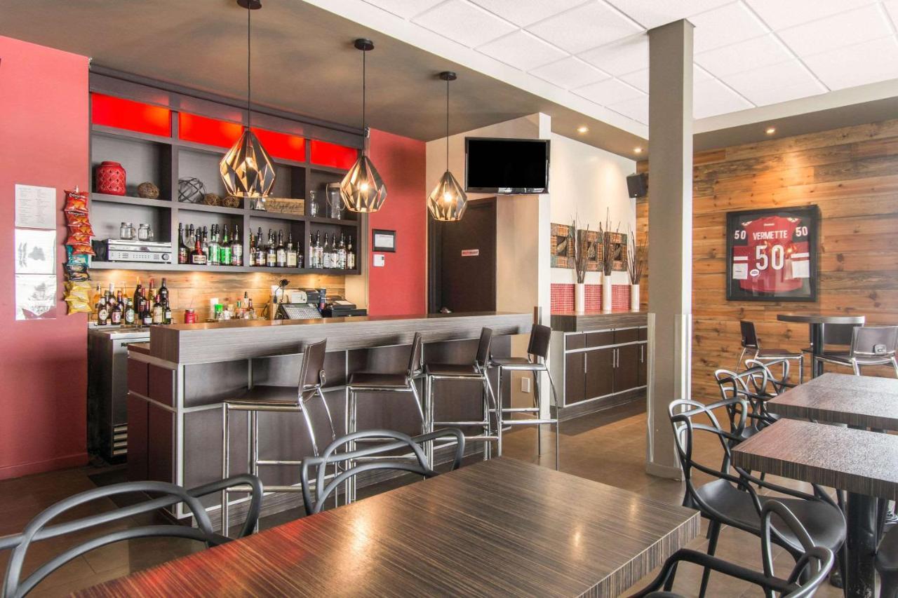 Econo Lodge Inn & Suites Saint Apollinaire Exteriör bild
