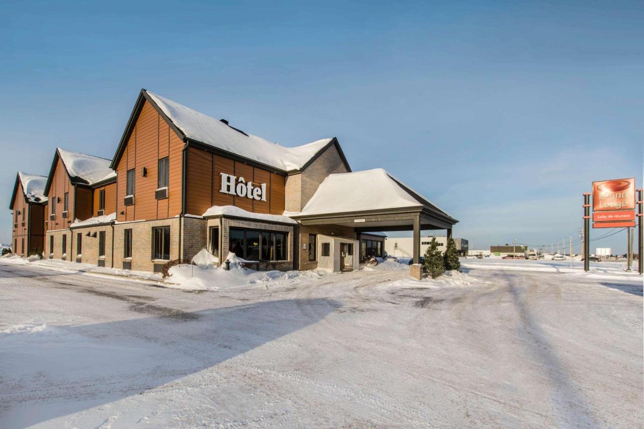 Econo Lodge Inn & Suites Saint Apollinaire Exteriör bild