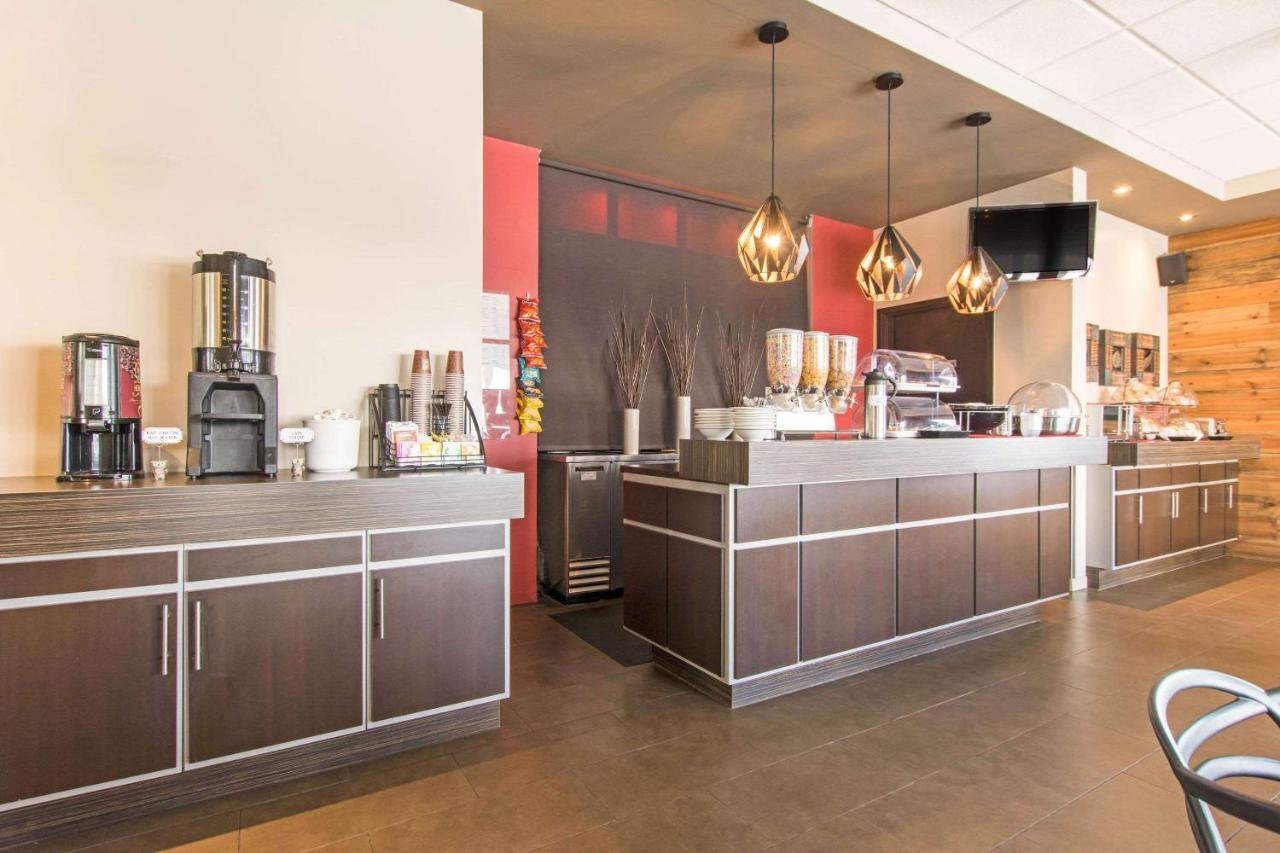 Econo Lodge Inn & Suites Saint Apollinaire Exteriör bild