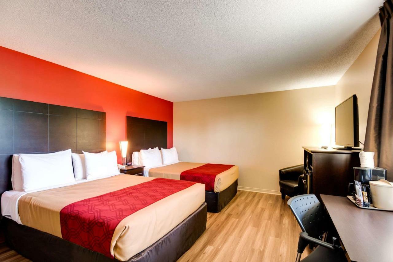 Econo Lodge Inn & Suites Saint Apollinaire Exteriör bild
