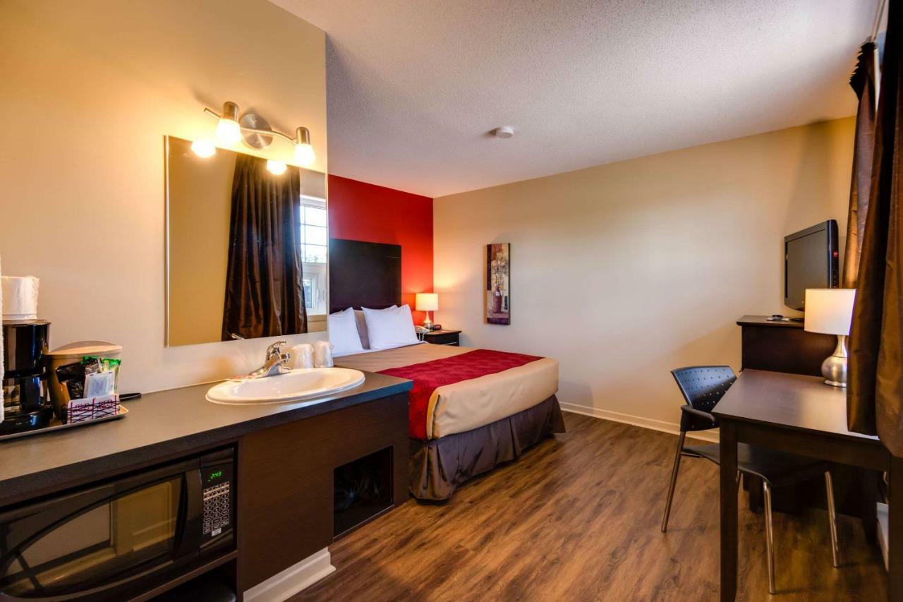 Econo Lodge Inn & Suites Saint Apollinaire Exteriör bild